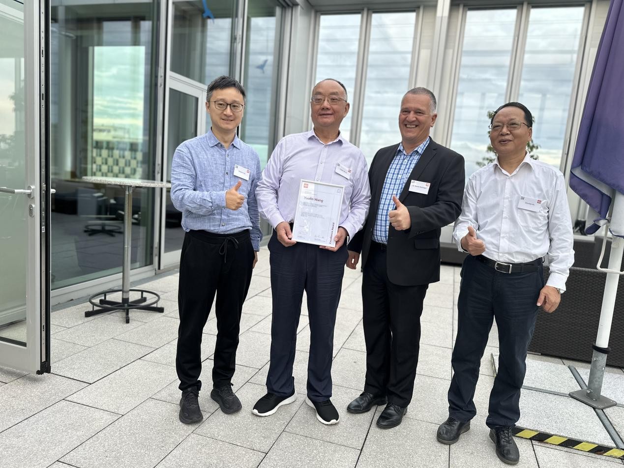 王跃林博士杰出成就奖2.jpg 王跃林博士杰出成就奖2.jpg